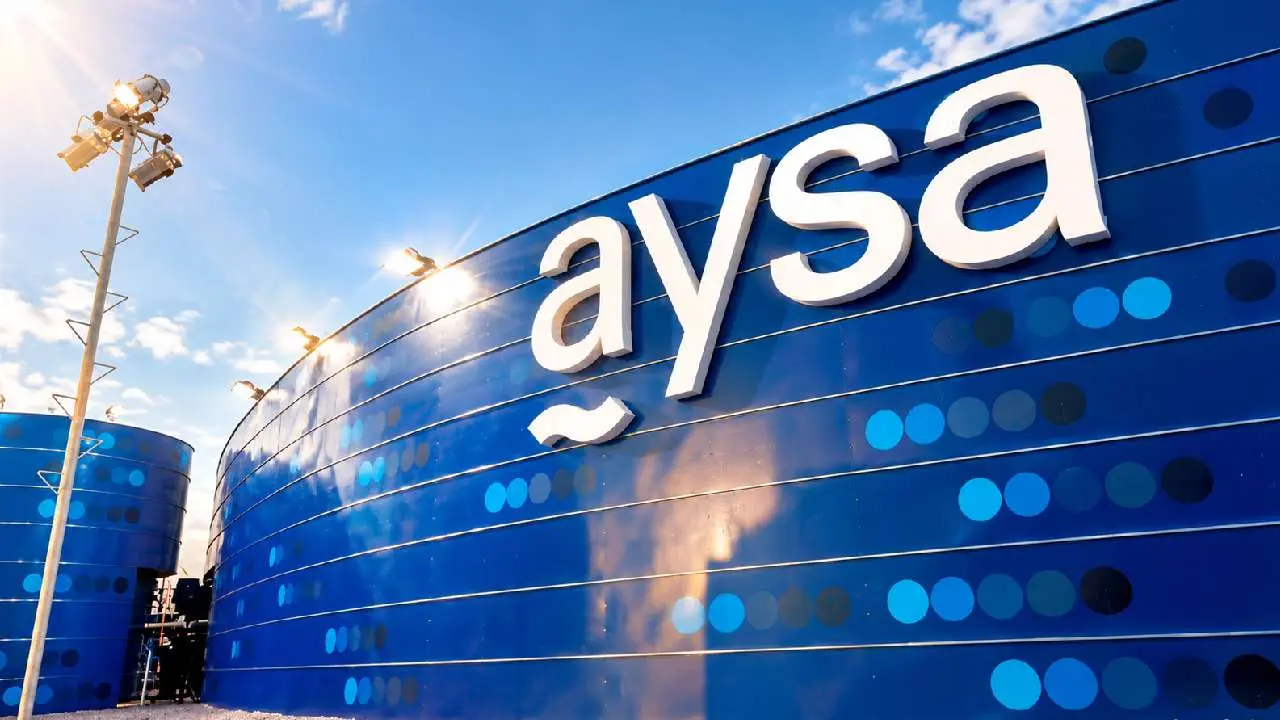 Fachada de edificio con el cartel de AySA