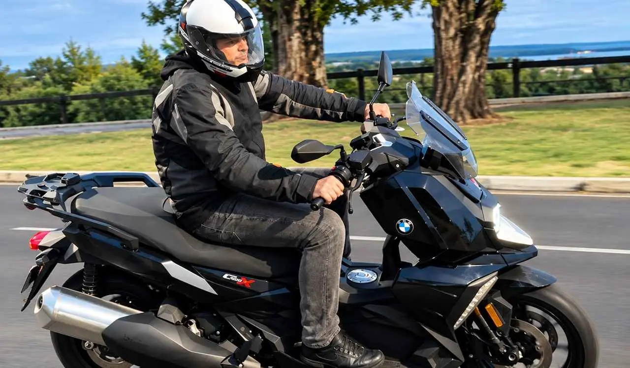Así funciona el scooter BMW C 400 X, un modelo de alta gama que cuesta u$s15.000