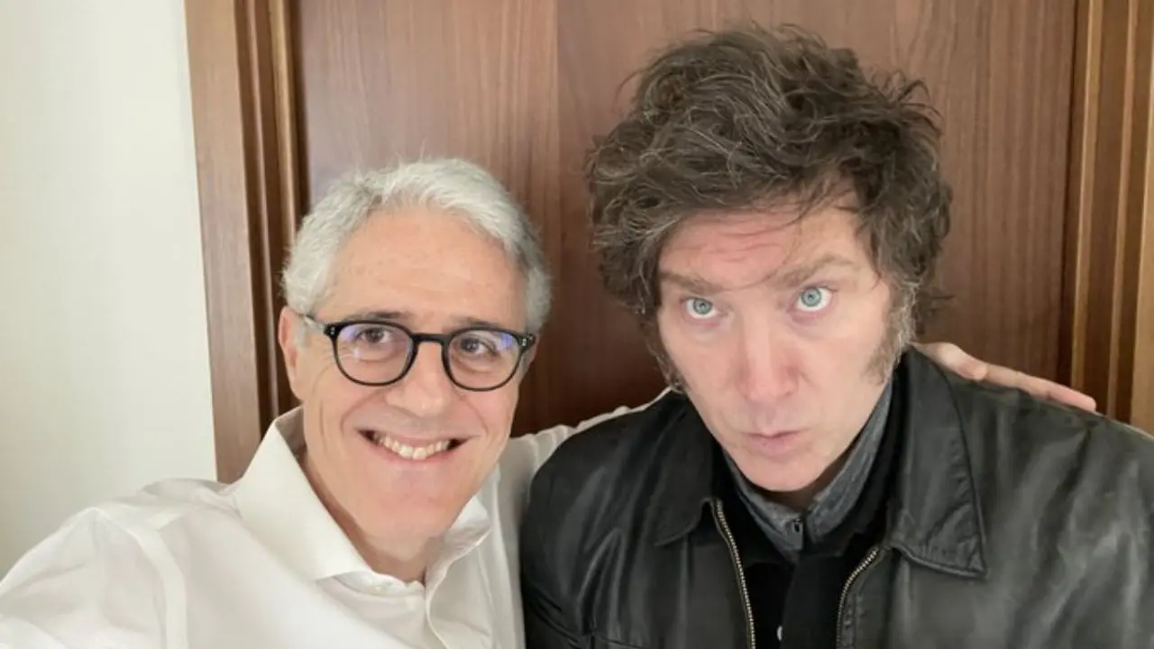 Alberto Ades junto a Javier Milei