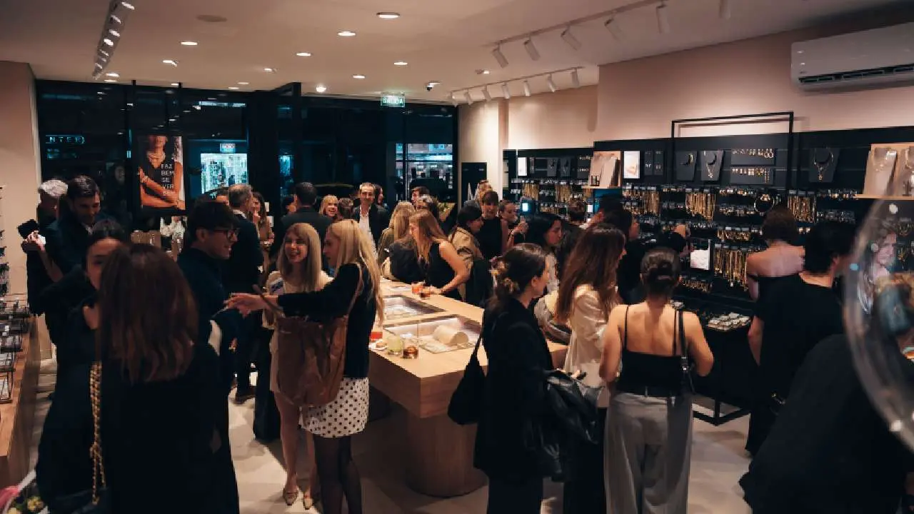 Muchas personas en la inauguración del local de bijouterie de la marca Morana en Recoleta