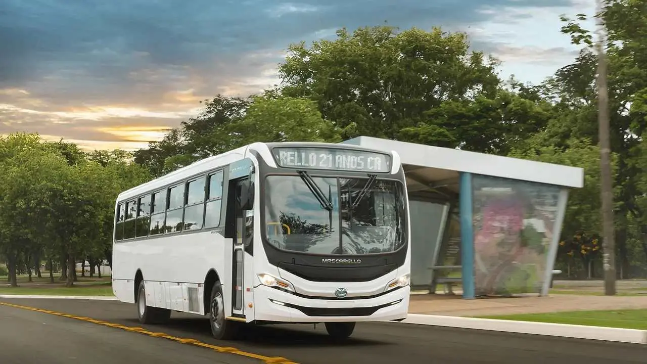 Colectivo de la empresa Mascarello en un camino