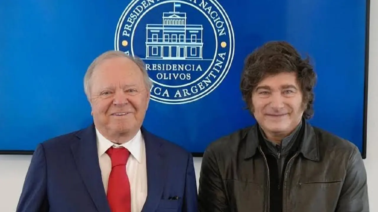 Multimillonario Harold Hamm parado al lado de Javier Milei