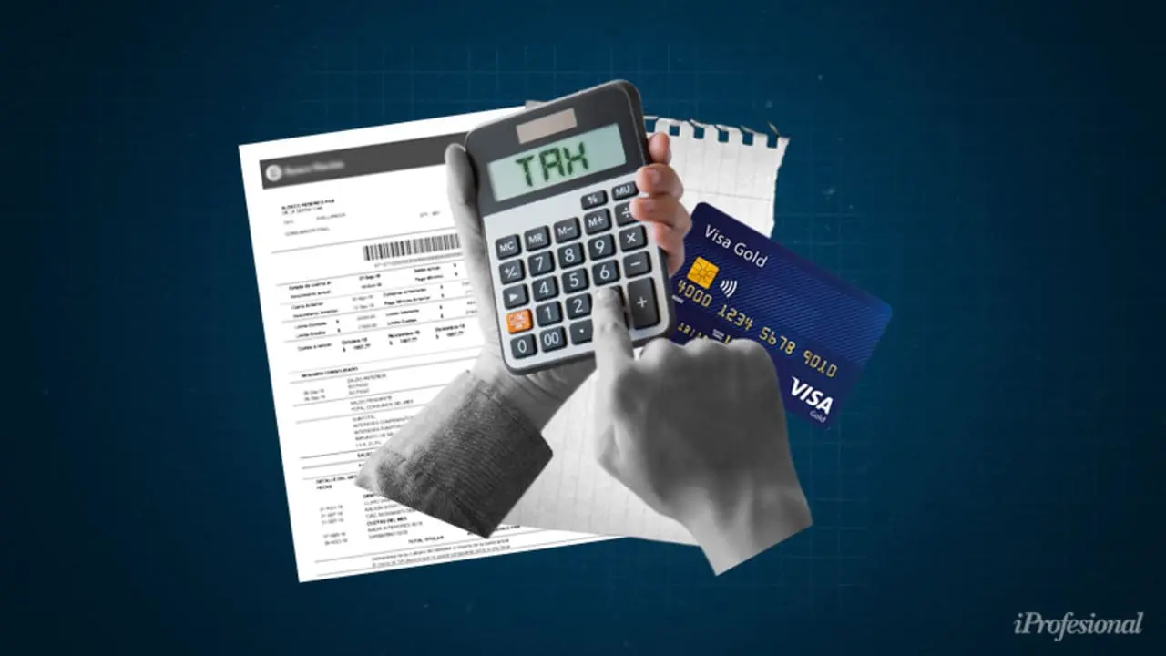Recibo del banco, hombre haciendo una cuenta en una calculadora con la frase Tax, una tarjeta de crédito Visa Gold y el logo de iProfesional en la parte inferior derecha sobre un fondo azul