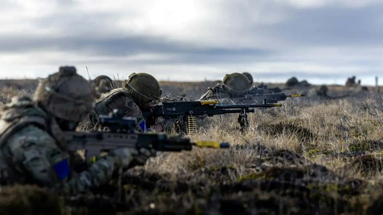 Soldados simulan disparar en un ejercicio en las islas Malvinas. Imagen del Times