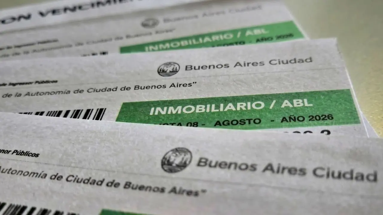 Boletas de ABL una arriba de otra. Foto de archivo