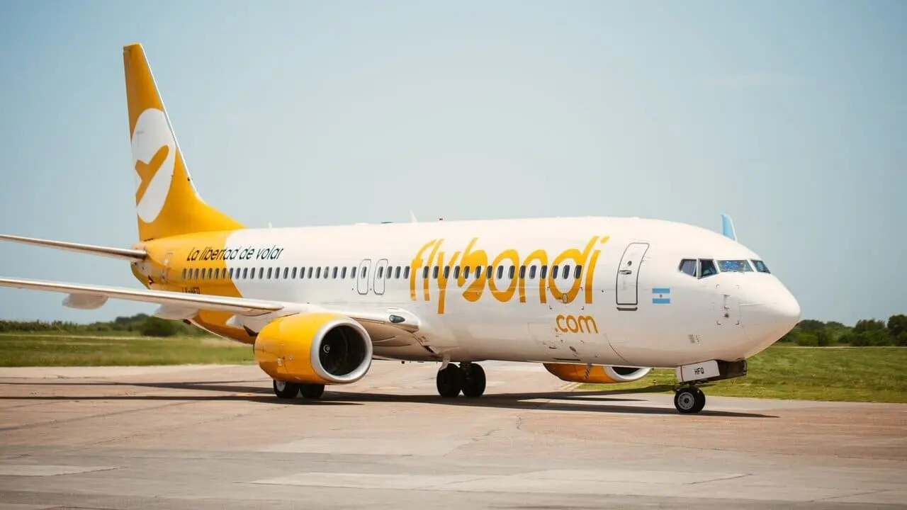 Avión de Flybondi en pista de aterrizaje