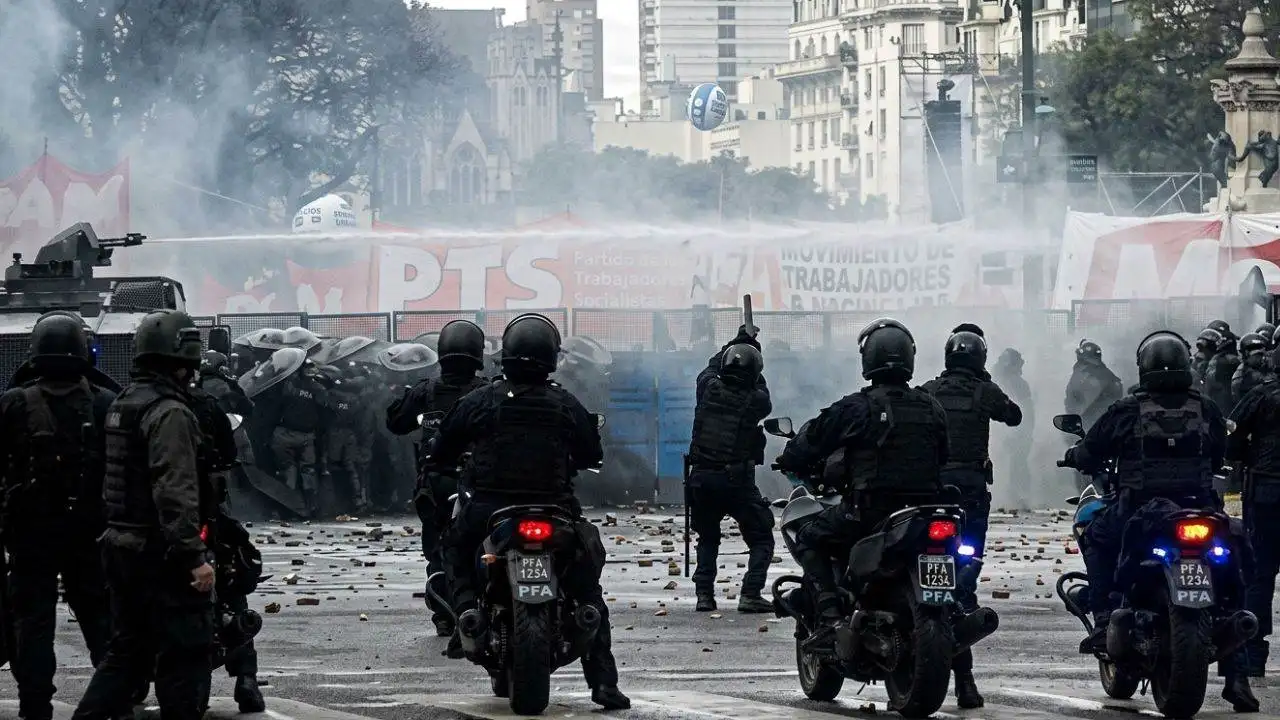Violento choque entre policía y manifestantes con piedras y gases en marcha universitaria