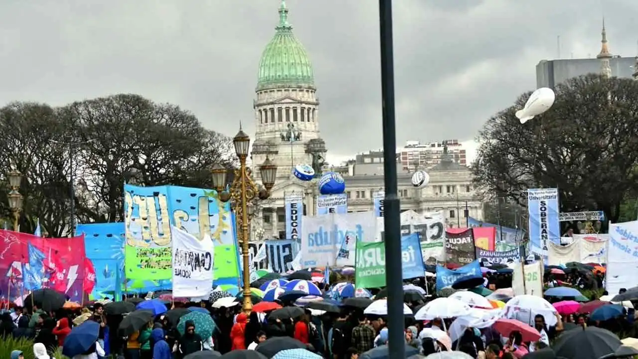Estudiantes universitarios en una marcha en la plaza del Congreso con el Congreso de fondo