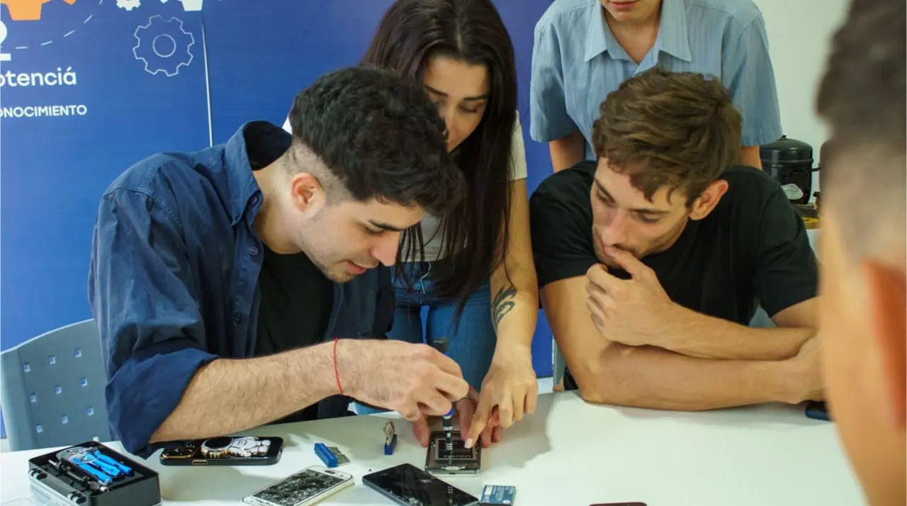 Jóvenes emprendedores trabajando en su proyecto