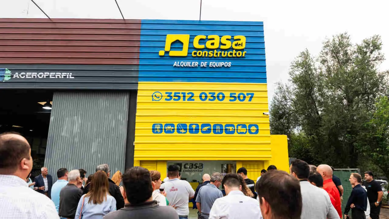 Fachada de la sucursal cordobesa de Casa del Constructor el día de su inauguración. En la entrada se ve un montón de gente agolpada para entrar a conocer el local