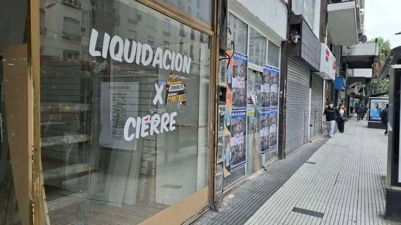 Imagen de comercios de la avenida Santa Fe, algunos cerrados, otros con liquidaciones.