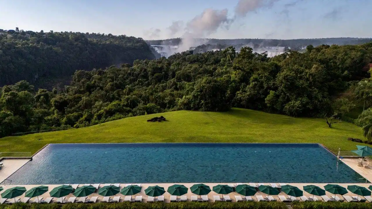 Una imagen de la pileta del hotel Gran Meliá y las Cataratas del iguazú de fondo. Imagen oficial