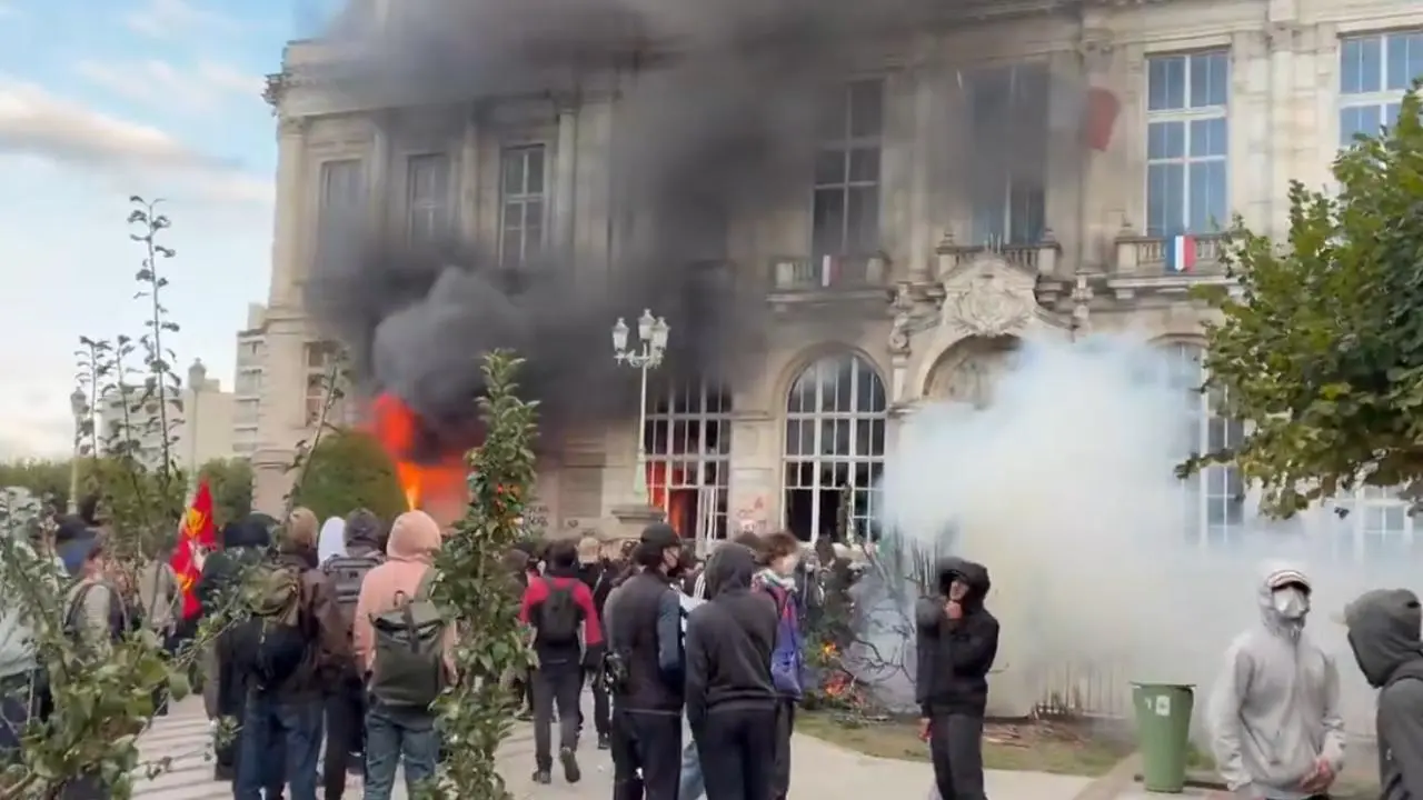 Jornada furiosa en Francia: masivas protestas, graves incidentes y más de 1000 detenidos