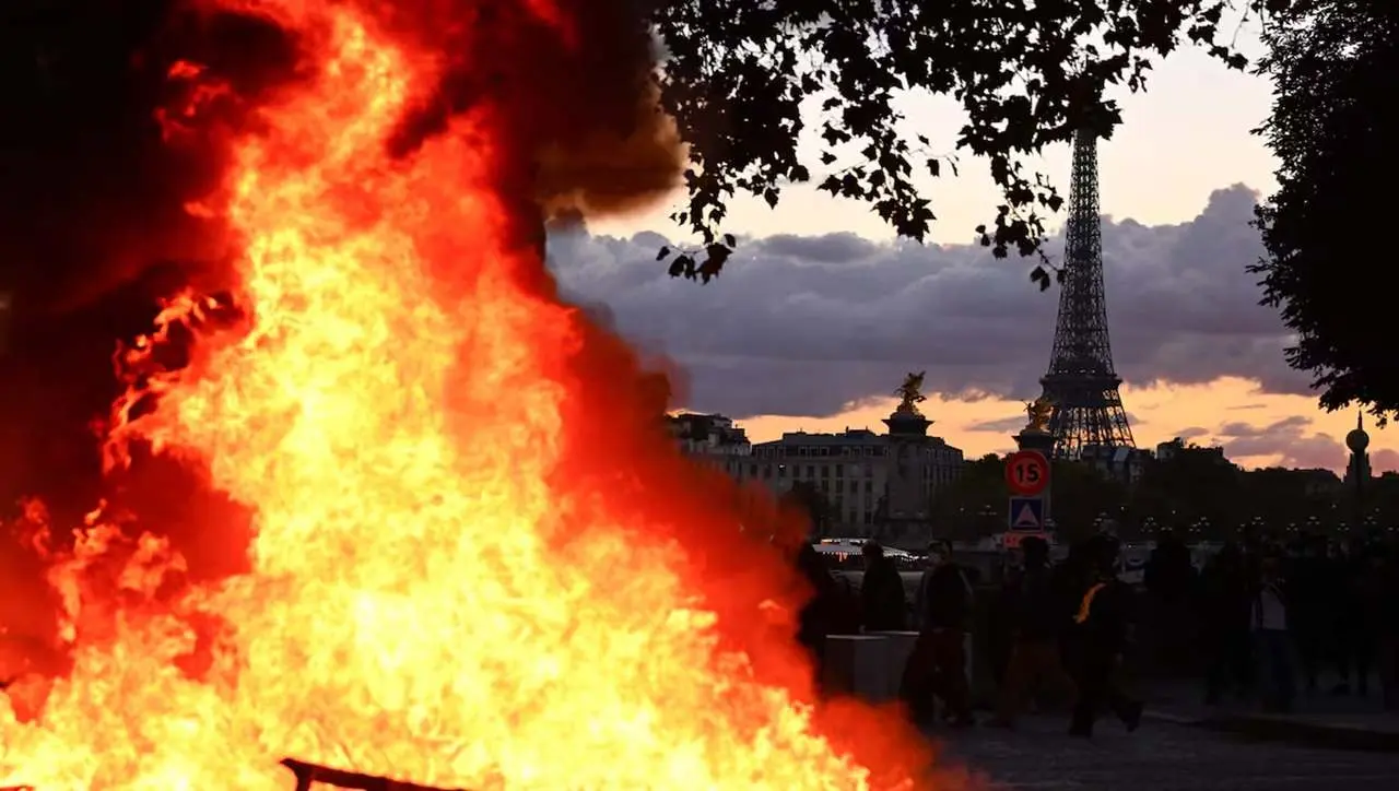 Francia al borde del estallido: calles arrasadas, edificios incendiados y 1.800 detenidos