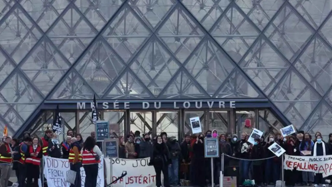 Francia enfrenta nuevas protestas: bloquearon el Louvre y hubo cortes en la autopista A47