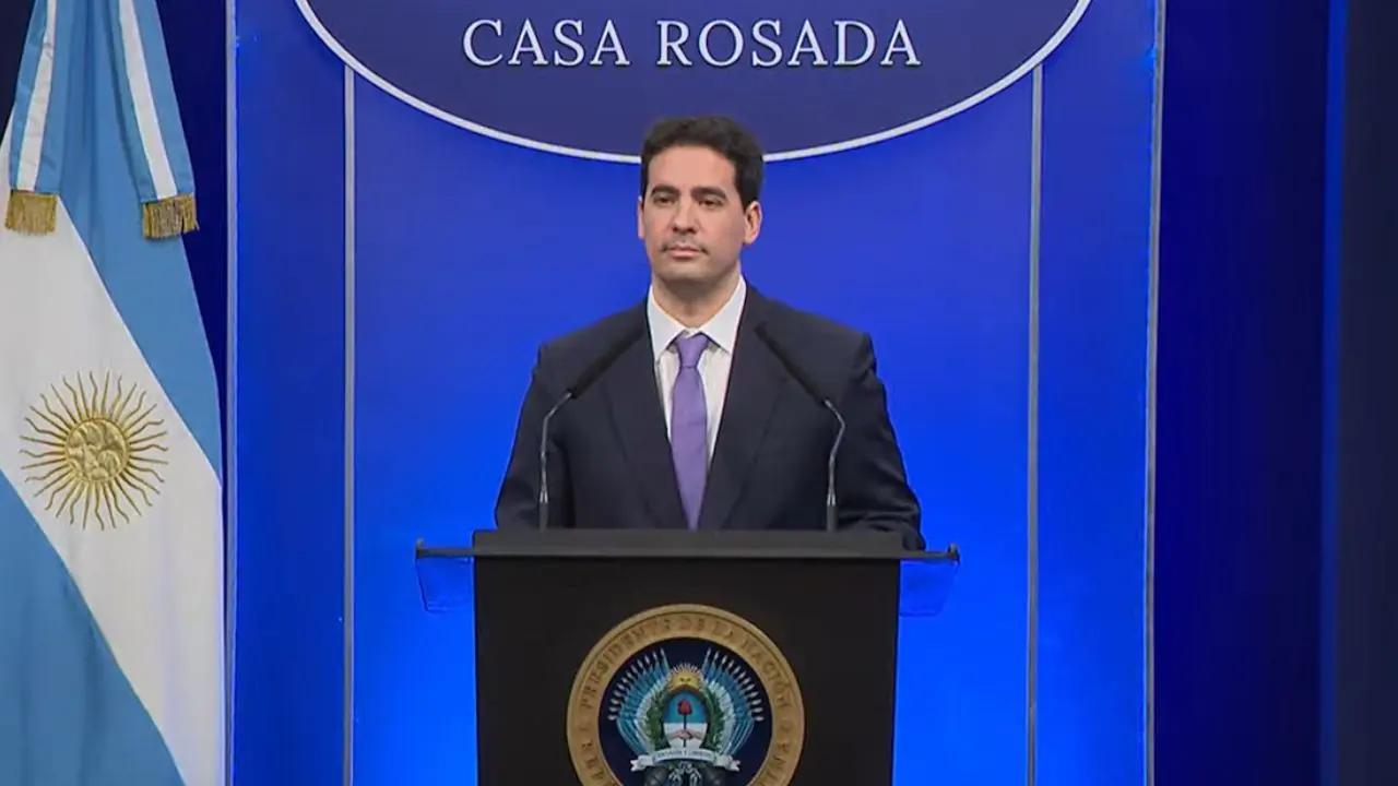 Adrián Ravier en conferencia de prensa