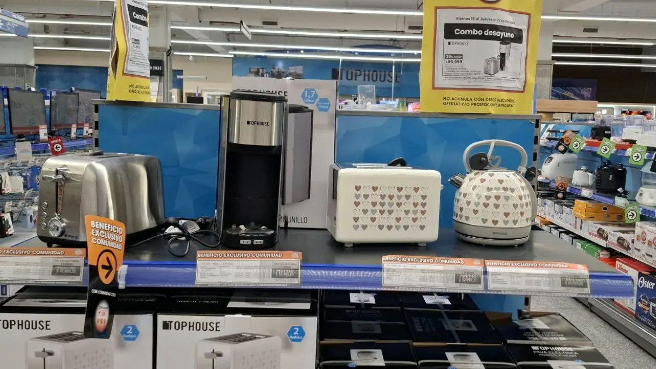 Los pequeños electrodomésticos de Coto exhibidos en góndolas