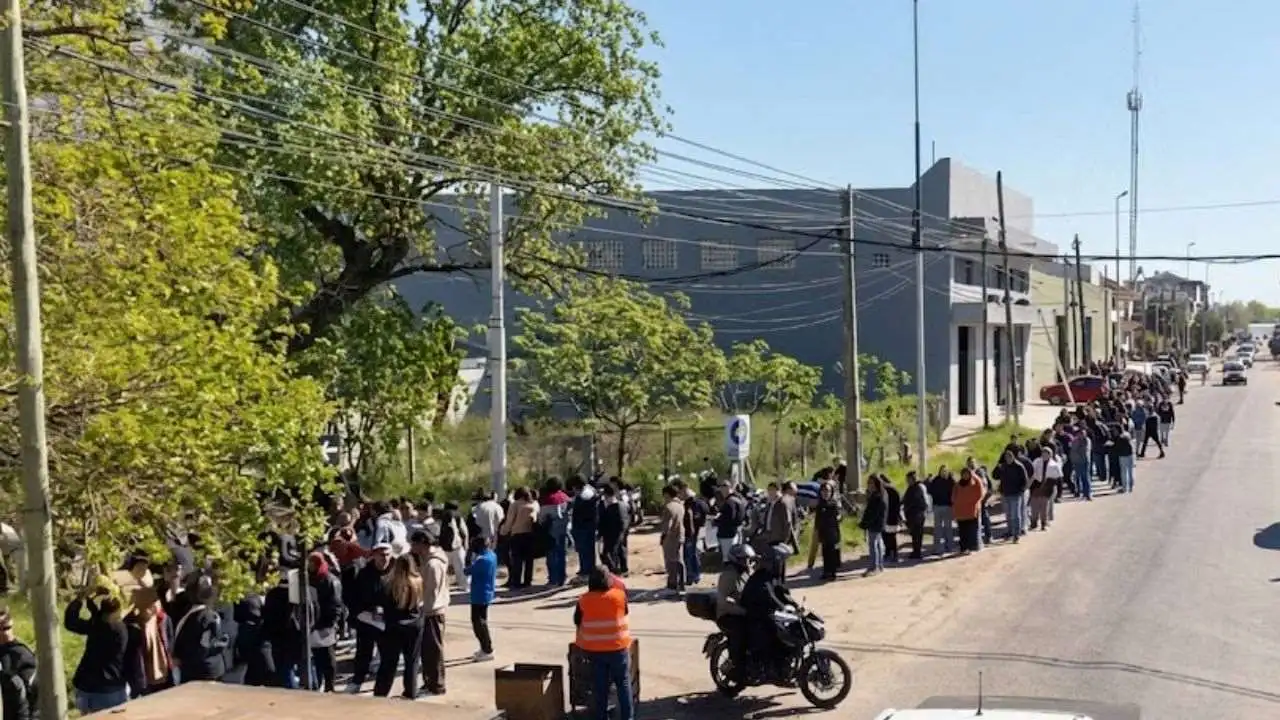 Más de 10 cuadras de fila en Ezeiza para buscar trabajo