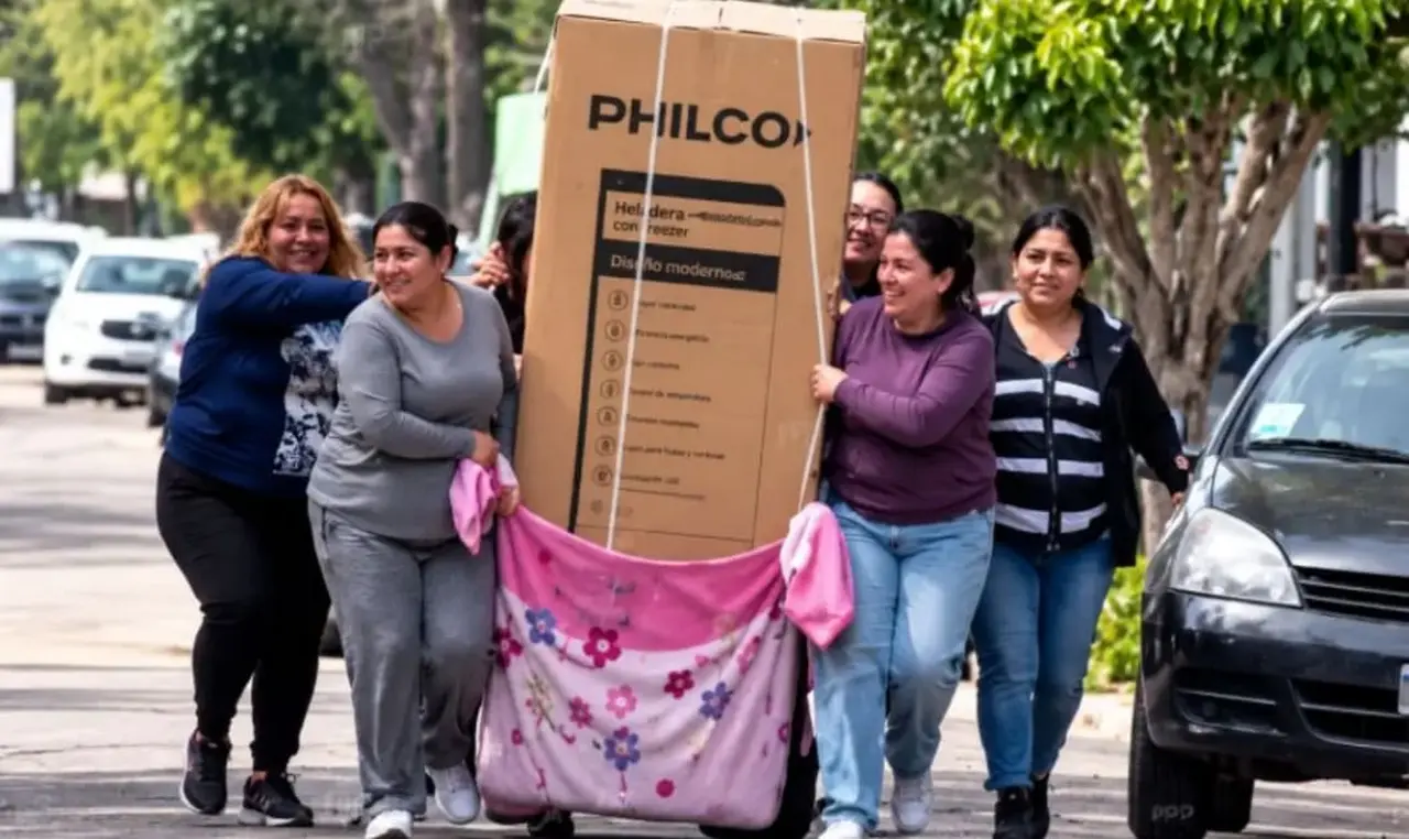Familia regala heladera Philco