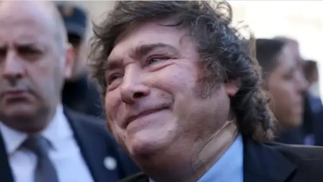 Javier Milei con un vendaje en el cuello