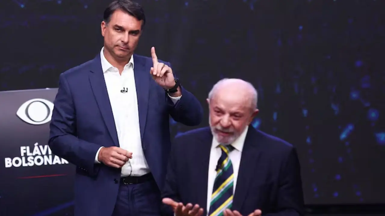 Flávio Bolsonaro y Lula Da Silva durante el debate presidencial