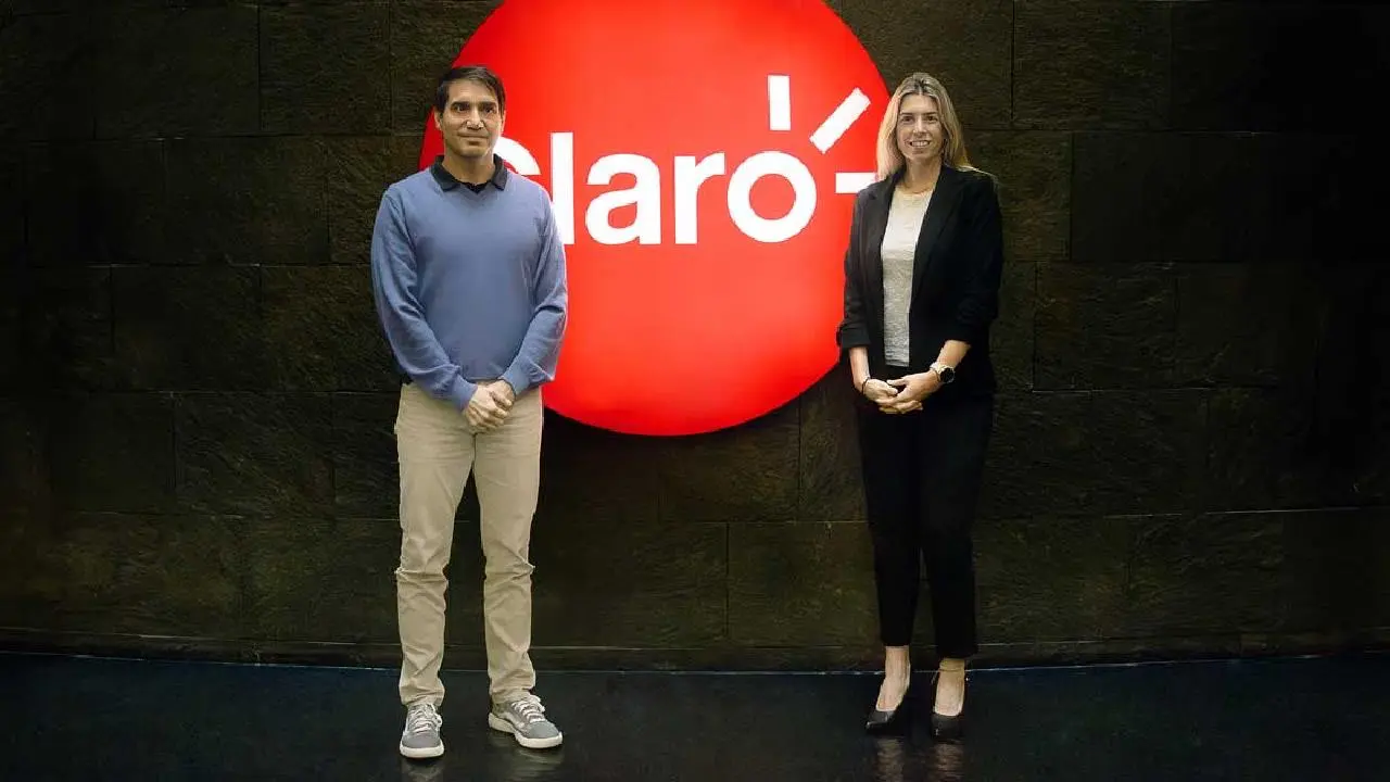 Julio Porras Zadik, CEO de Claro Argentina, y Sofía Guidotti, de Oracle Argentina, con logo rojo de Claro en el medio