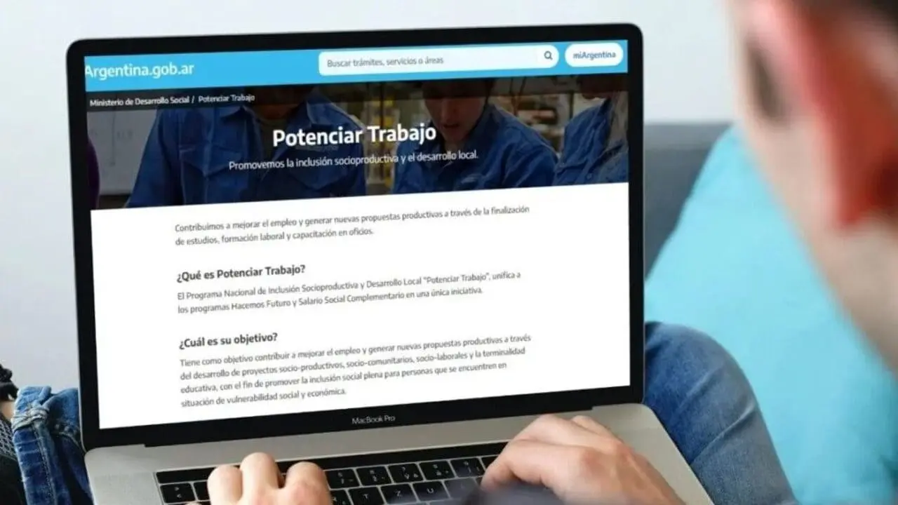 Persona con computadora ingresando a Potenciar Trabajo