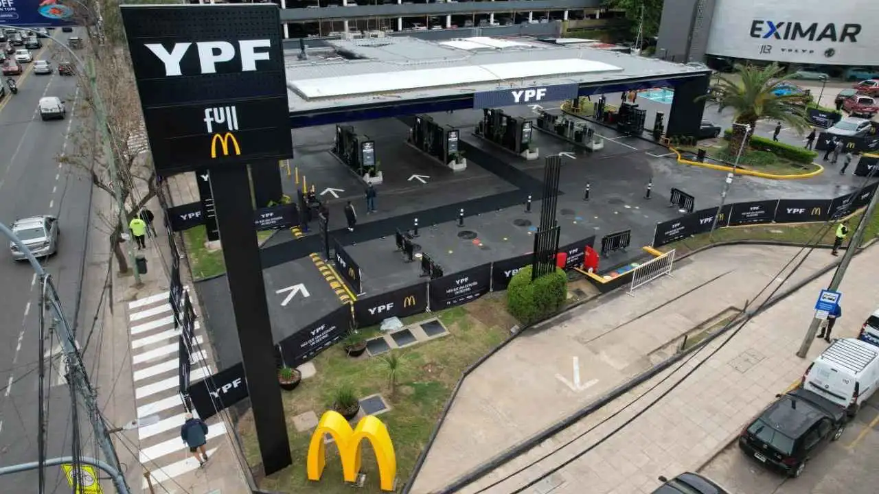 McDonald’s abrió su primer local en una estación YPF y Marín anticipó nuevas alianzas