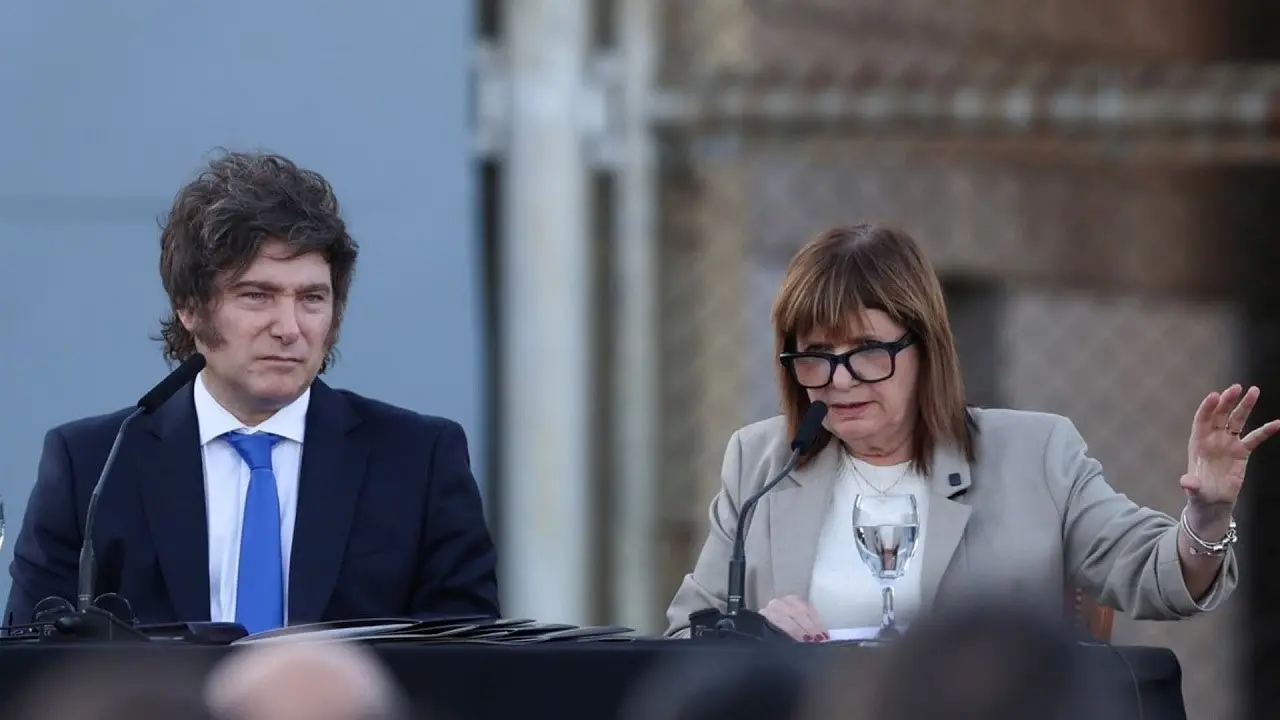 Javier Milei en un escenario al lado de Patricia Bullrich