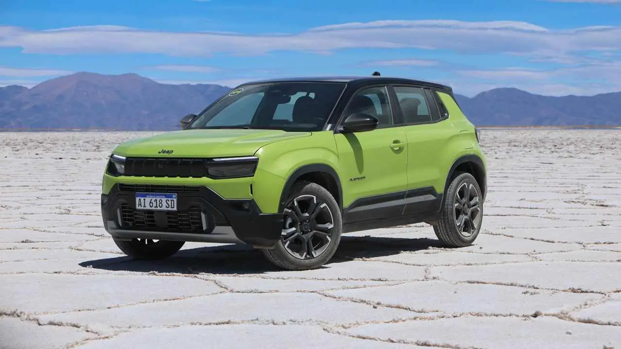 JEEP AVENGER VERDE EN UNA SALINA CON MONTAÑAS DE FONDO