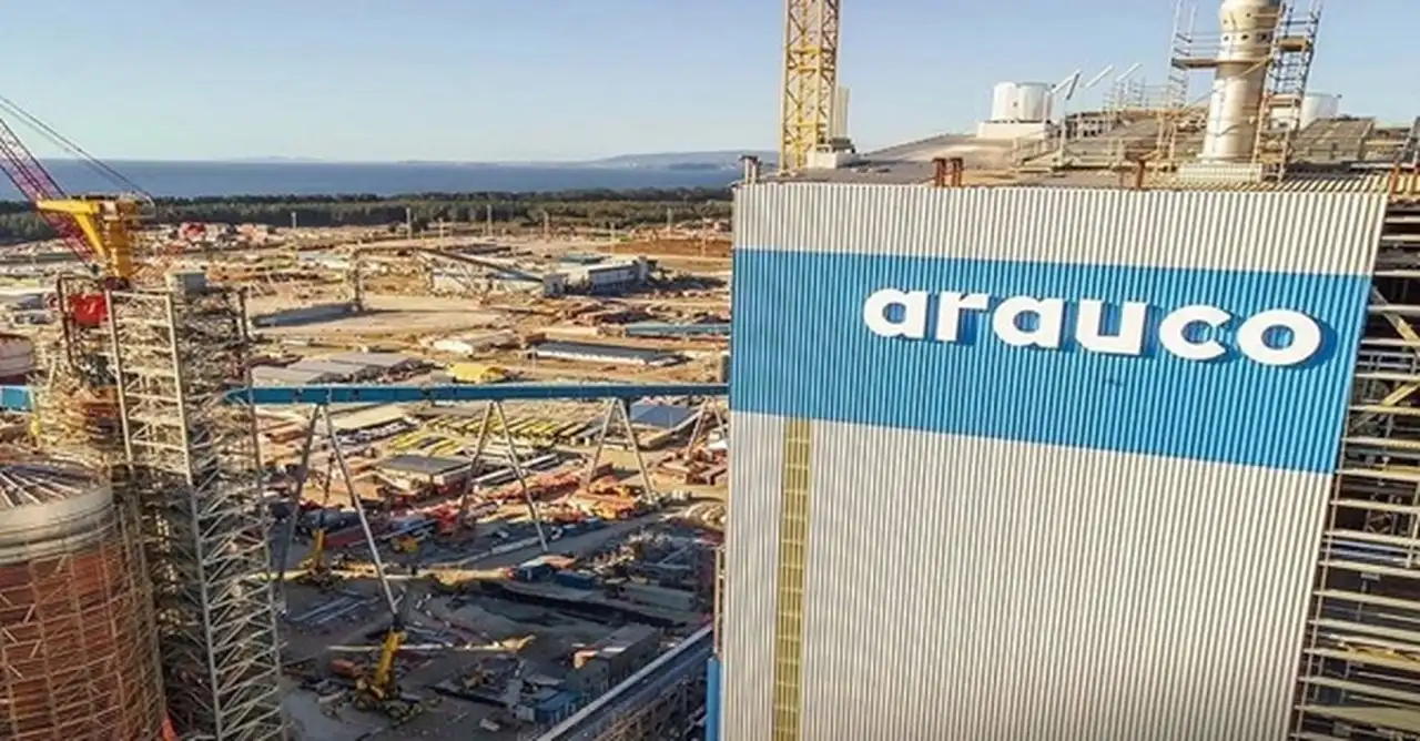 imagen aérea en la que se ve un edificio que lleva una banda celeste y un cartel que dice arauco en blanco