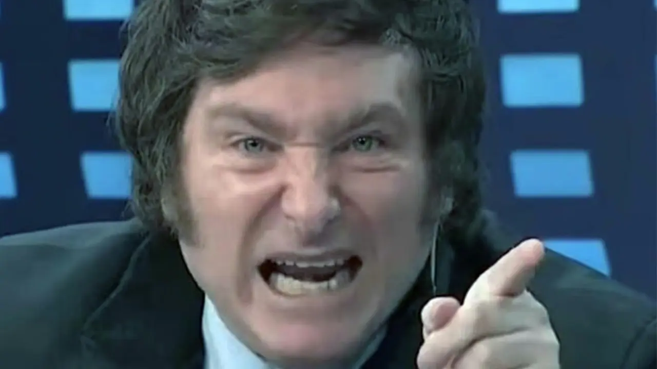 La cara de Javier Milei gritándole a alguien y señalado con el dedo