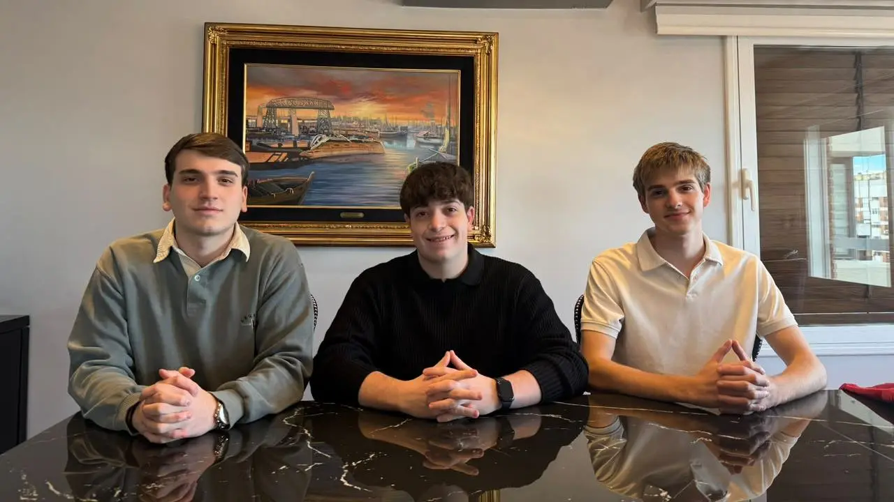 Ezequiel Gajer, Matías Esteves y Franco Ragusa sentados juntos frente a una mesa con uEzequiel Gajer, Matías Esteves y Franco Ragusa sentados juntos frente a una mesa con un cuadro al fondo