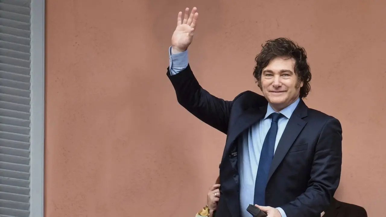 Javier Milei saludando desde el balcón de Casa Rosada. Imagen de archivo