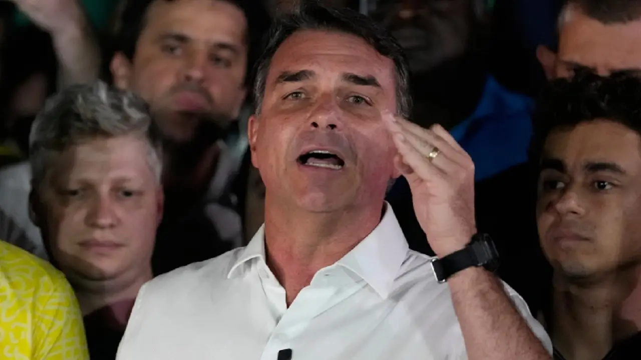 Flavio Bolsonaro hablando tras las elecciones