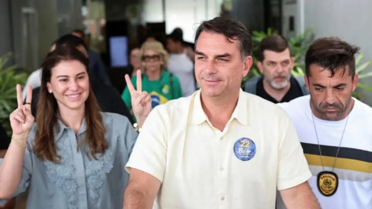 Flavio Bolsonaro caminando con otras personas. Imagen de archivo