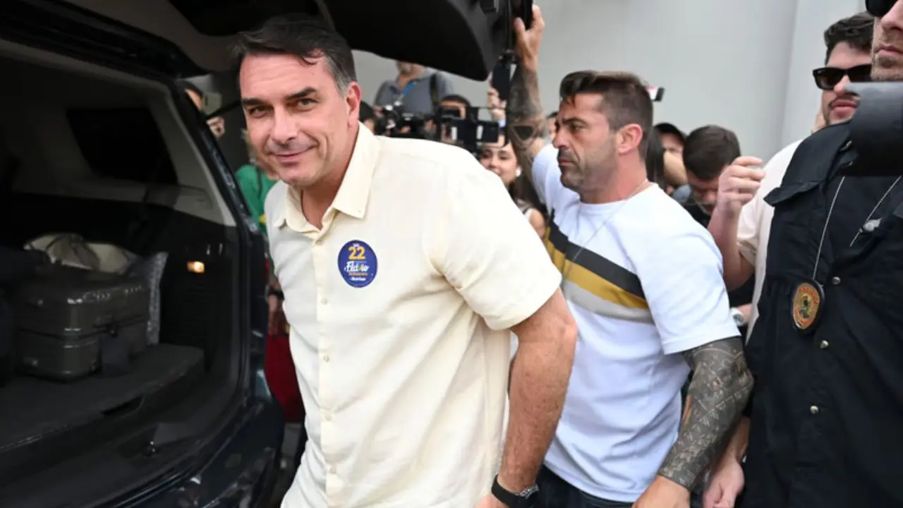 El avión de Flávio Bolsonaro llegó a Miami tras una escala en Guayaquil