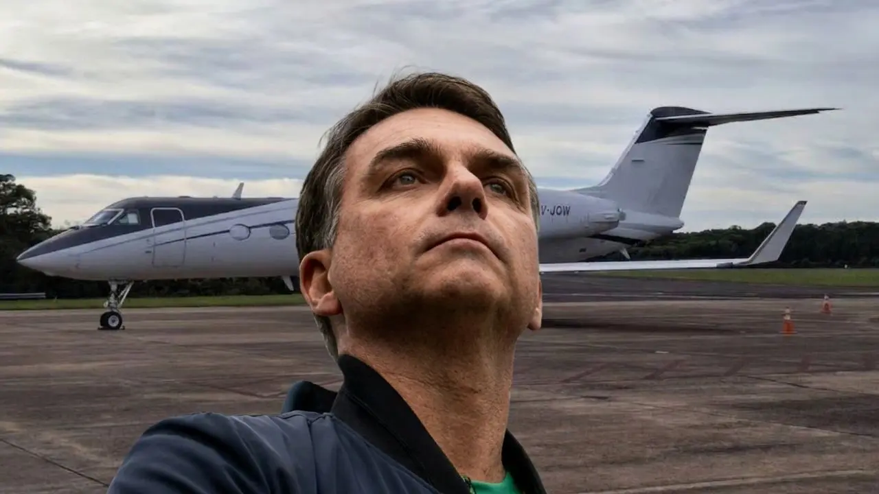 Flavio Bolsonaro con un avión privado de fondo. Imagen generada por iProfesional