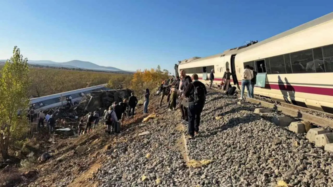 Choque de trenes en España causa al menos 64 muertos y decenas de heridos en Toledo