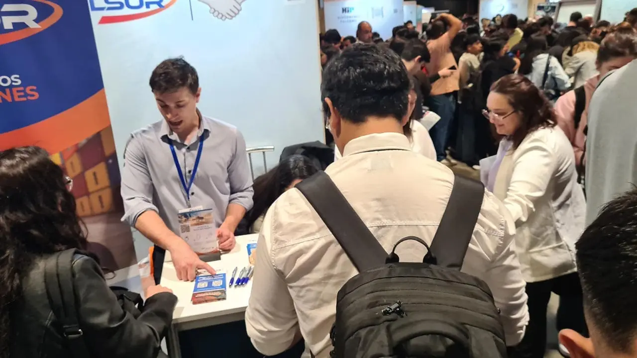Expo Empleo BA 2026, stands de compañías en La Rural. Imagen exclusiva de iProfesional.