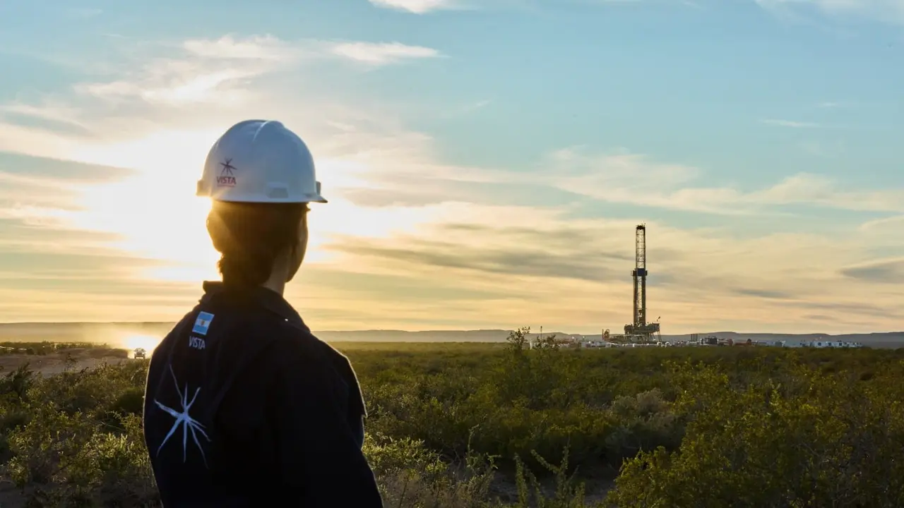 empleado de vista energy en un campo parado mirando al horzionte