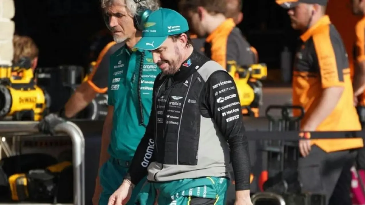 El piloto Fernando Alonso caminando por el paddock
