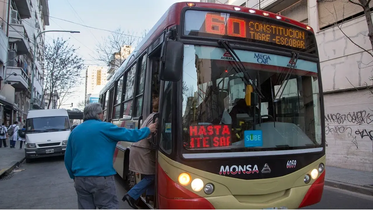 Paro de choferes de la línea 60 en reclamo por el recorte de recorridos