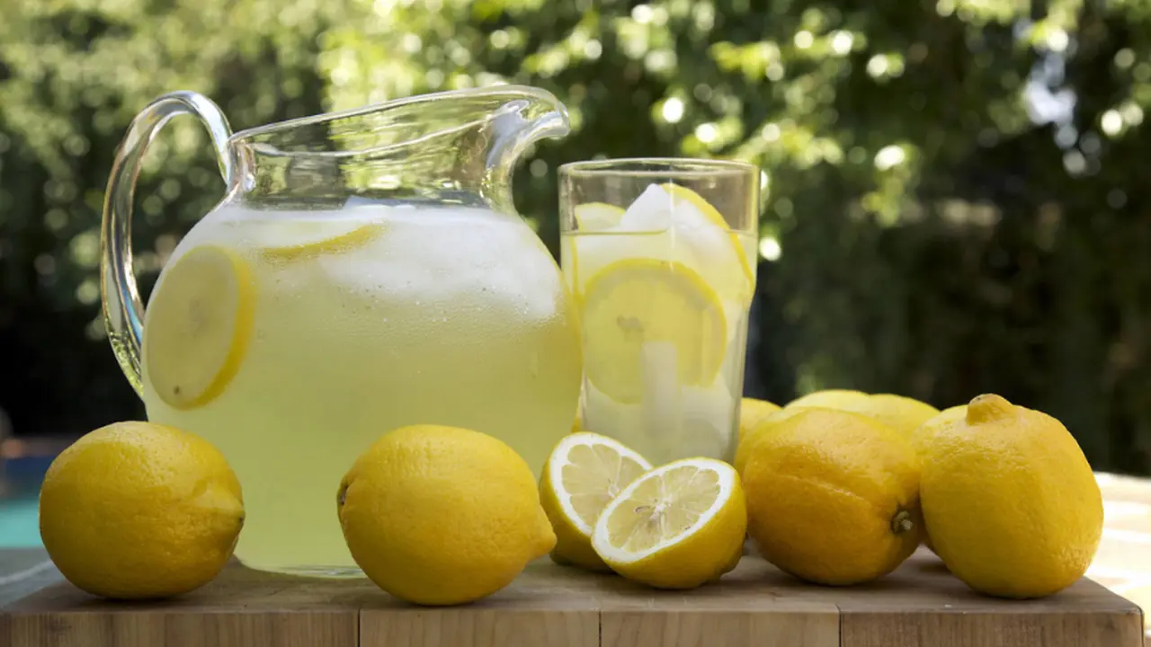El agua de limón debe hervirse primero y luego exprimirse para aprovechar sus propiedades curativas