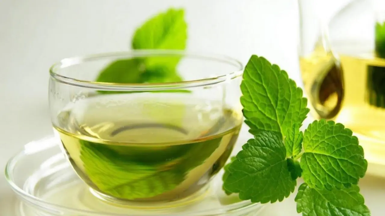 El té de menta es una opción casera para aliviar el dolor de cabeza