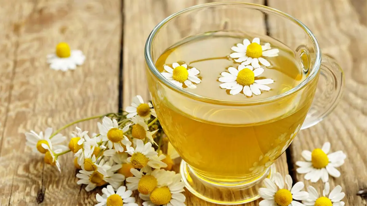 La infusión de manzanilla se presenta como una opción de analgésico casero