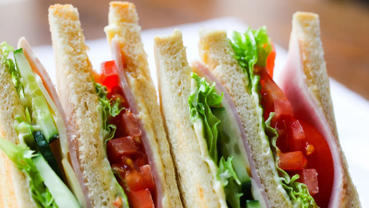 Los sandwiches de pan blanco con fiambre deberían evitarse o reemplazarse por sus versiones más saludables