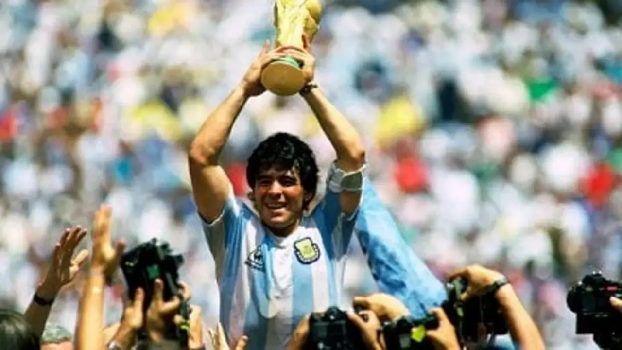 Messi y Maradona representan dos estilos de liderazgo muy diferentes dentro y fuera de la cancha.