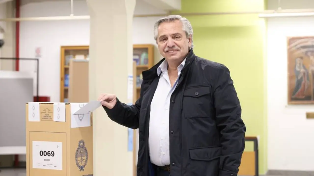 Alberto Fernández votó y le mandó un mensaje a su Gabinete: "No tengo previsto hacer ningún cambio"