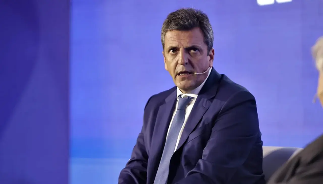 Massa analiza bajar impuestos para las empresas que utilicen dólares para la importación